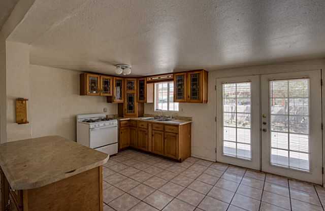 3 beds, 2 baths, $1,395