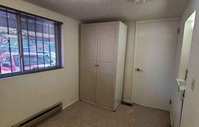 3 beds, 1 bath, 143 sqft, $650