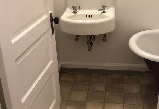 1 bed, 1 bath, $640, Unit R