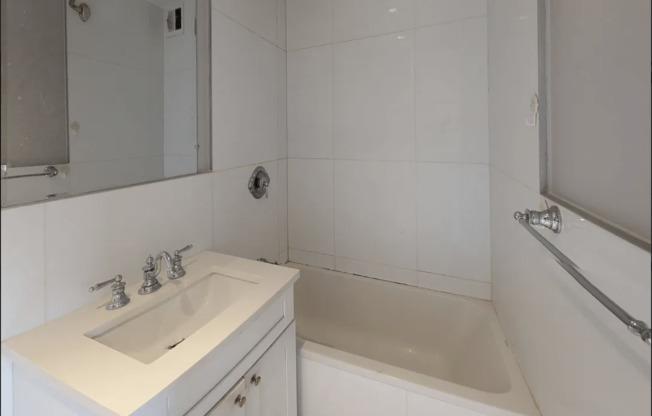 3 beds, 2 baths, 789 sqft, $7,850, Unit 7C