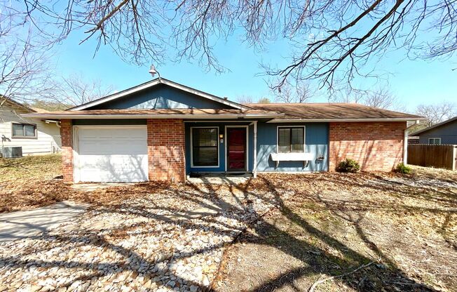 **APPLICATION RECEIVED** *MOVE IN SPECIAL* Beautiful 4-Bedroom Home Near Shopping & Dining in Live Oak