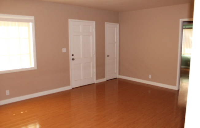 ( ( ( CUTE 4 BEDROOM 2 BATH ONE STORY HOUSE!!! ) ) )