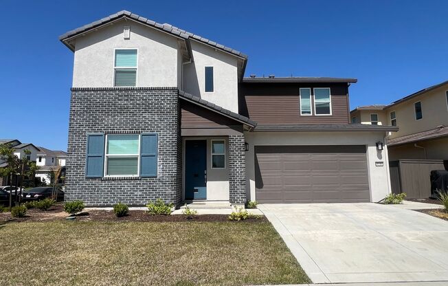 Gorgeous Like-New 4 Bedroom!