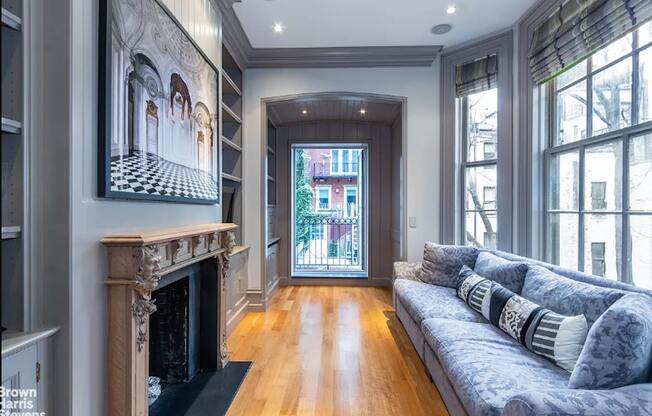 127 E 64 ST