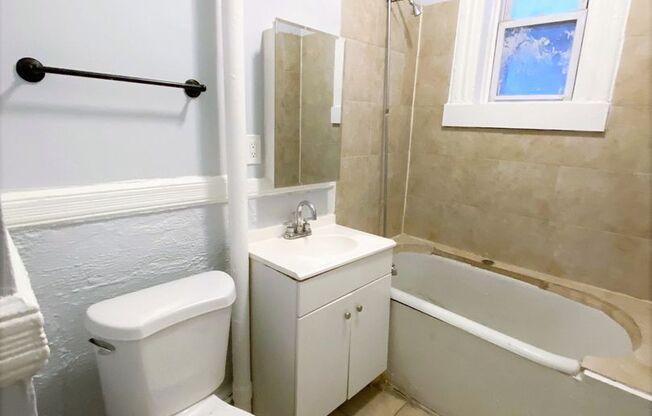 2 beds, 1 bath, $2,050, Unit D4