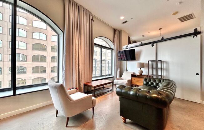 Charming Downtown High Rise Condo  1BD/1BA with Upgraded Features