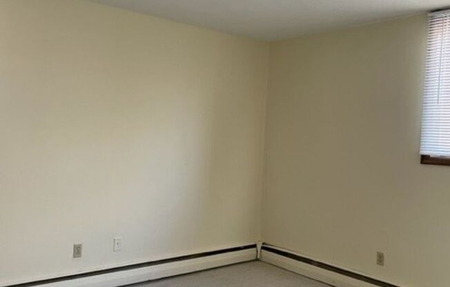 2 beds, 1 bath, 925 sqft, $1,275, Unit 2255-001