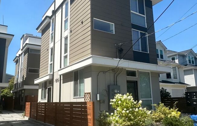 Just listed! Modern 2-bed, 2-bath Townhome near Greenlake!