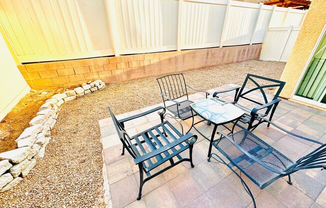 **Wonderful Upgraded Corner Lot Home in Southern Highlands area!!