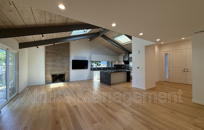 1163 W IOWA AVE