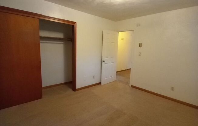 2 beds, 1 bath, 903 sqft, $1,140, Unit P-2