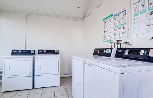 Park Blvd Apartments | Studio living in Walkable Vibrant Neighborhood near The Boulevard!