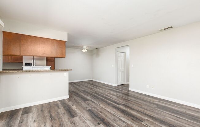 2 beds, 2 baths, $1,400, Unit Building 4