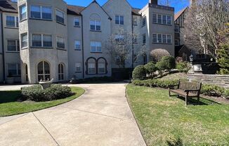 Spacious 2 Bed / 1.5 Bath Condo in Merion Manor!