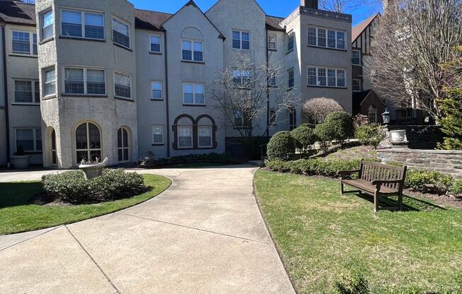 Spacious 2 Bed / 1.5 Bath Condo in Merion Manor!