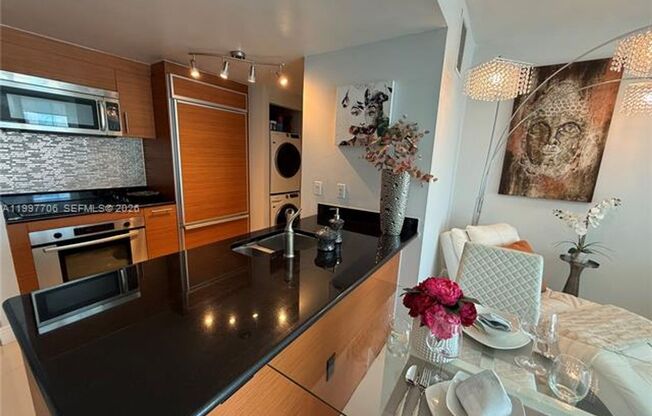 1 bed, 1 bath, 800 sqft, $3,400, Unit 50 Biscayne Blvd # 1907