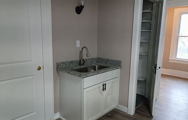 2 beds, 1 bath, $895, Unit lower 3527