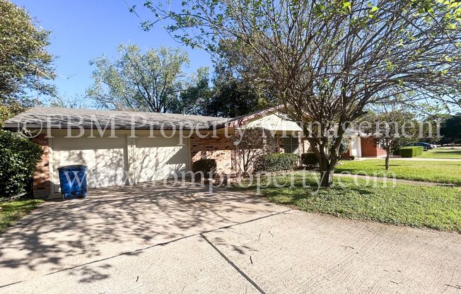 1422 Austin St - Charming 3 Bedroom, 2 Bathroom Home With Garage in Ennis, TX