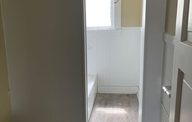 1 bed, 1 bath, 800 sqft, $775, Unit Unit #2 front house