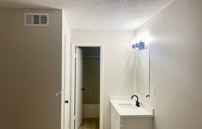 1 bed, 1 bath, $900, Unit D