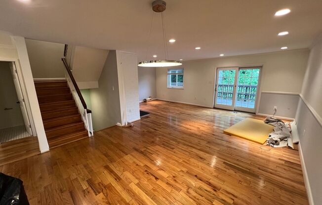 Gorgeous 4 Bed 3.5 Bath End-Unit Townhome With Deck & Yard In Tysons Court
