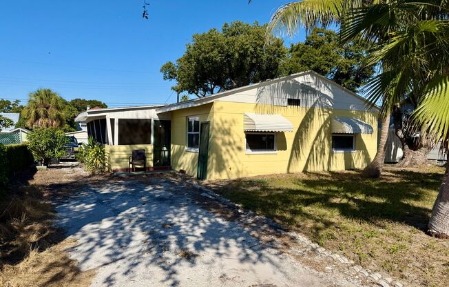 Amazing 2/1 so Close to the Ocean that you can see it from your Street!