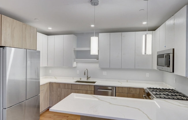 843 E 5 ST