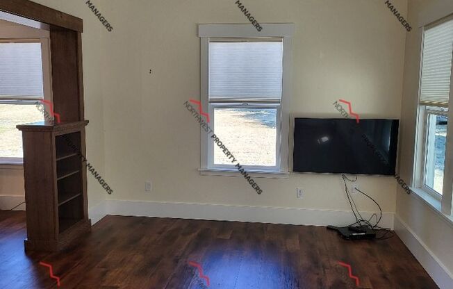 STATUS *AVAILABLE* | R207 | $2100  *** MOVE IN SPECIAL ****