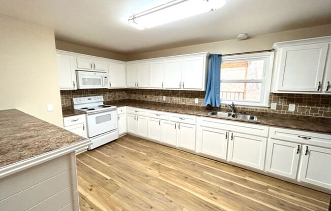 FOUR BEDROOM THREE BATH HOME WITH SPACIOUS FENCED BACKYARD! **MOVE IN SPECIAL!*