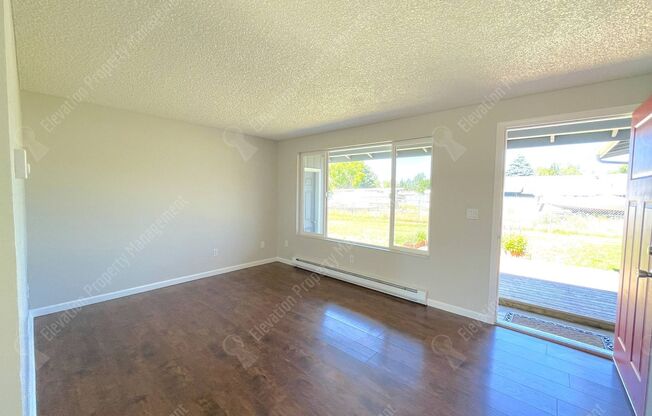 Recently-renovated 2 BR duplex in Redmond w/ private, huge fenced yard