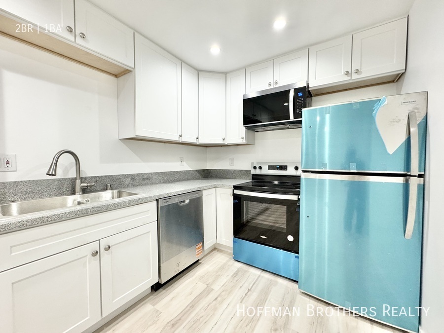 1121 N KINGS RD