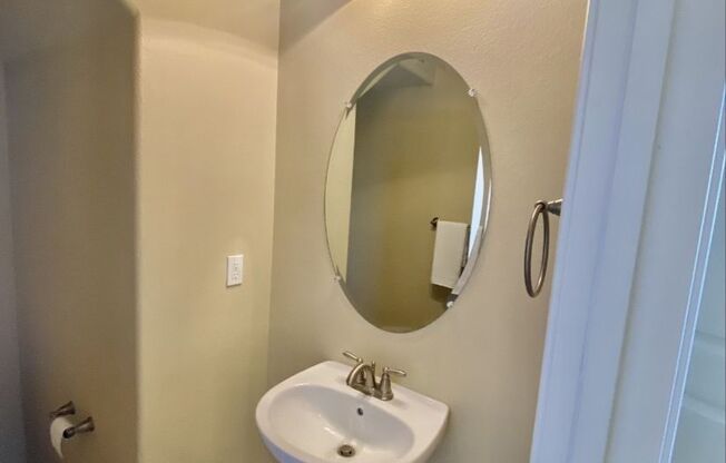 Beautiful and Sunny Home in Roseville Awaits! - Available 10/21/25- Viewings by appointment only!