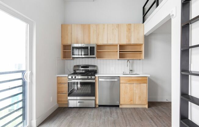 Studio, 1 bath, 332 sqft, $1,300