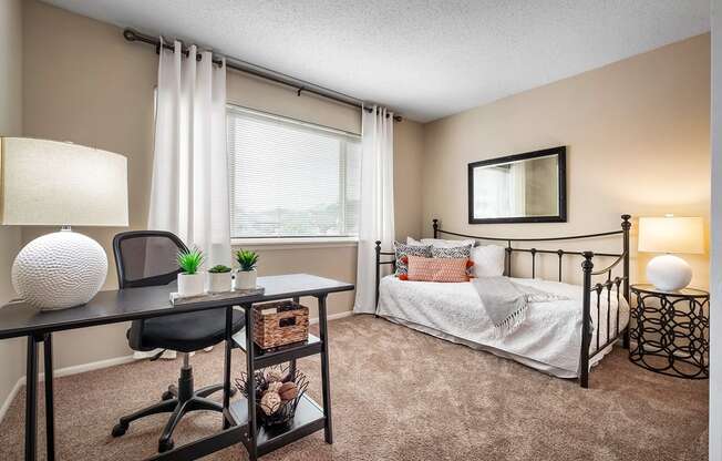 Woodlake Park Bedroom/Office