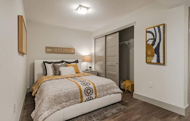 Crossroads apartments in Bellevue, WA - Metro 112 Apartments - bedroom