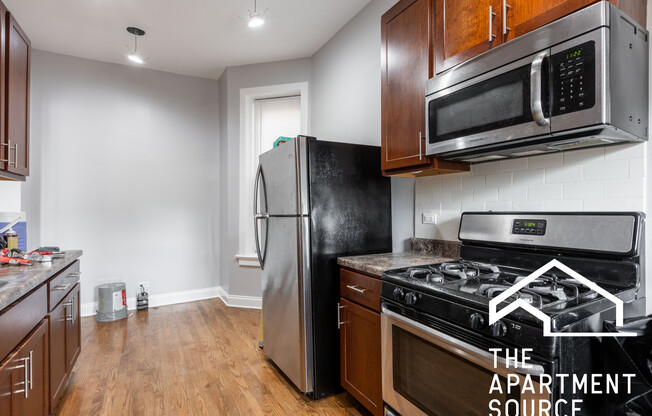 906 W Montrose Ave