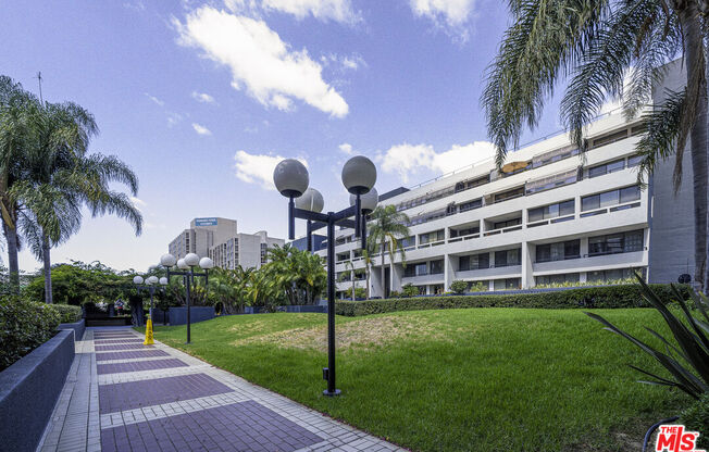 880 W 1st St Apt 216