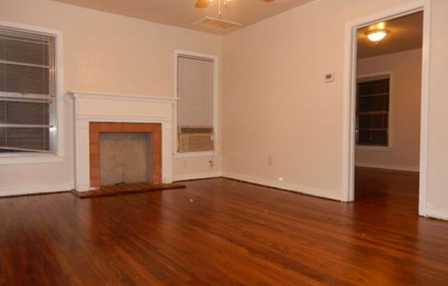 2 Bedroom, 1 Bath in Little Forest Hills!
