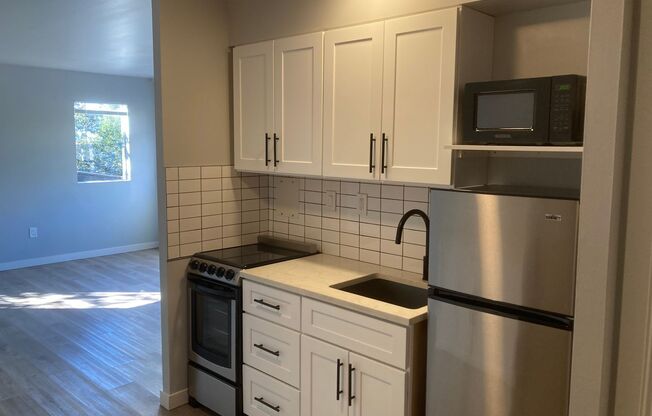 2 beds, 1 bath, 800 sqft, $2,095, Unit 325