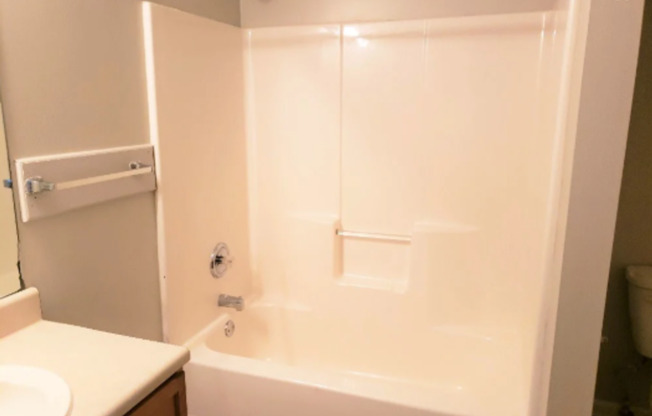 3 beds, 2 baths, 1,200 sqft, $1,700, Unit 13