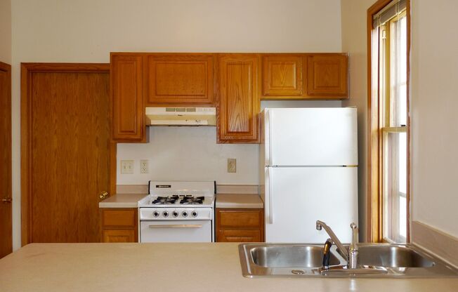 2 beds, 2 baths, 950 sqft, $1,415, Unit 10 - 210