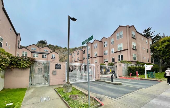 2BD/2BA Spacious Crocker Amazon Condo, Gated Community, Parking! Laundry! PROGRESSIVE