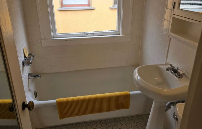 Studio, 1 bath, 337 sqft, $1,100, Unit 22