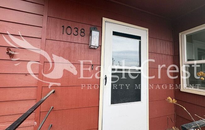 Spacious 3-Bedroom 2 bathroom Home with Great Mountain Views and Bonus Room!!