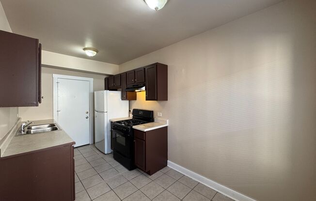 2 beds, 1 bath, $1,200, Unit 4850 #303