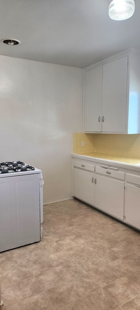 2 beds, 1 bath, $2,395