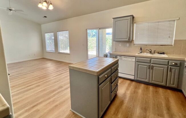 $2,395 Friant & Copper Ave, 4 Bedroom With 3 Car Garage - E. Oakmont Ave, Fresno