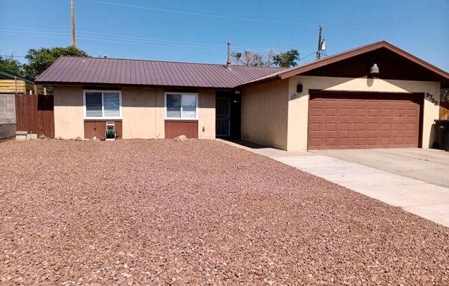 Spacious 3-Bedroom 2 -Bathroom Home Located in Northwest ABQ!! HOLIDAY SPECIAL!!