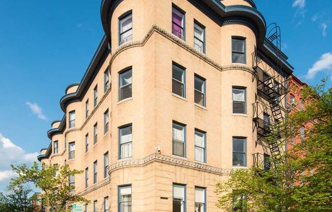 2 beds, 1 bath, 1,015 sqft, $1,825, Unit 17