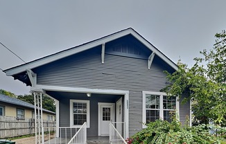 1121 LAMAR